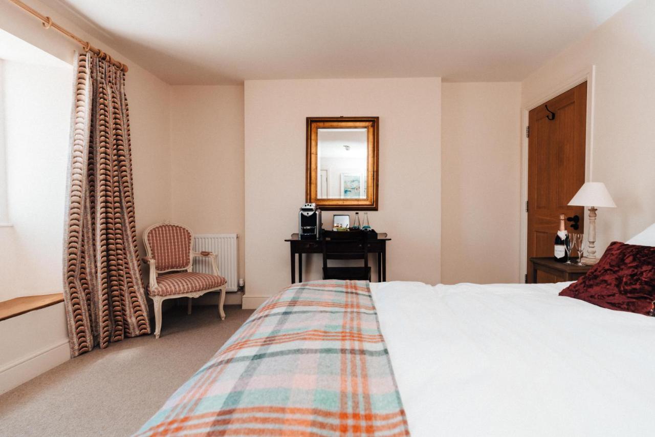 Cat And Custard Pot Inn Shipton Moyne Экстерьер фото