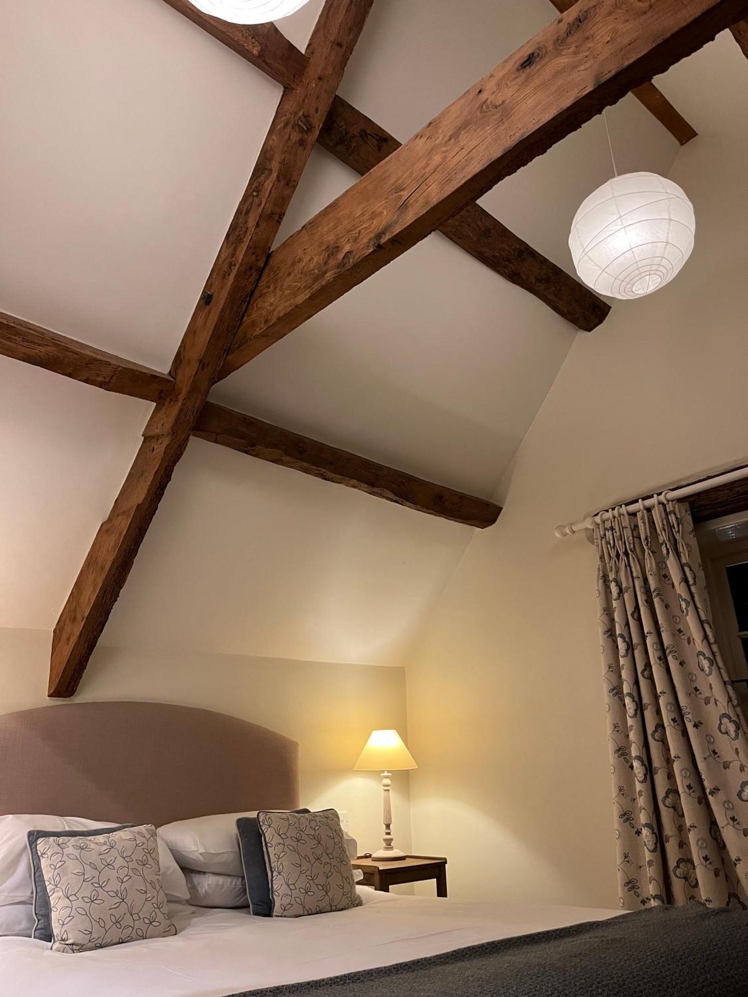 Cat And Custard Pot Inn Shipton Moyne Экстерьер фото