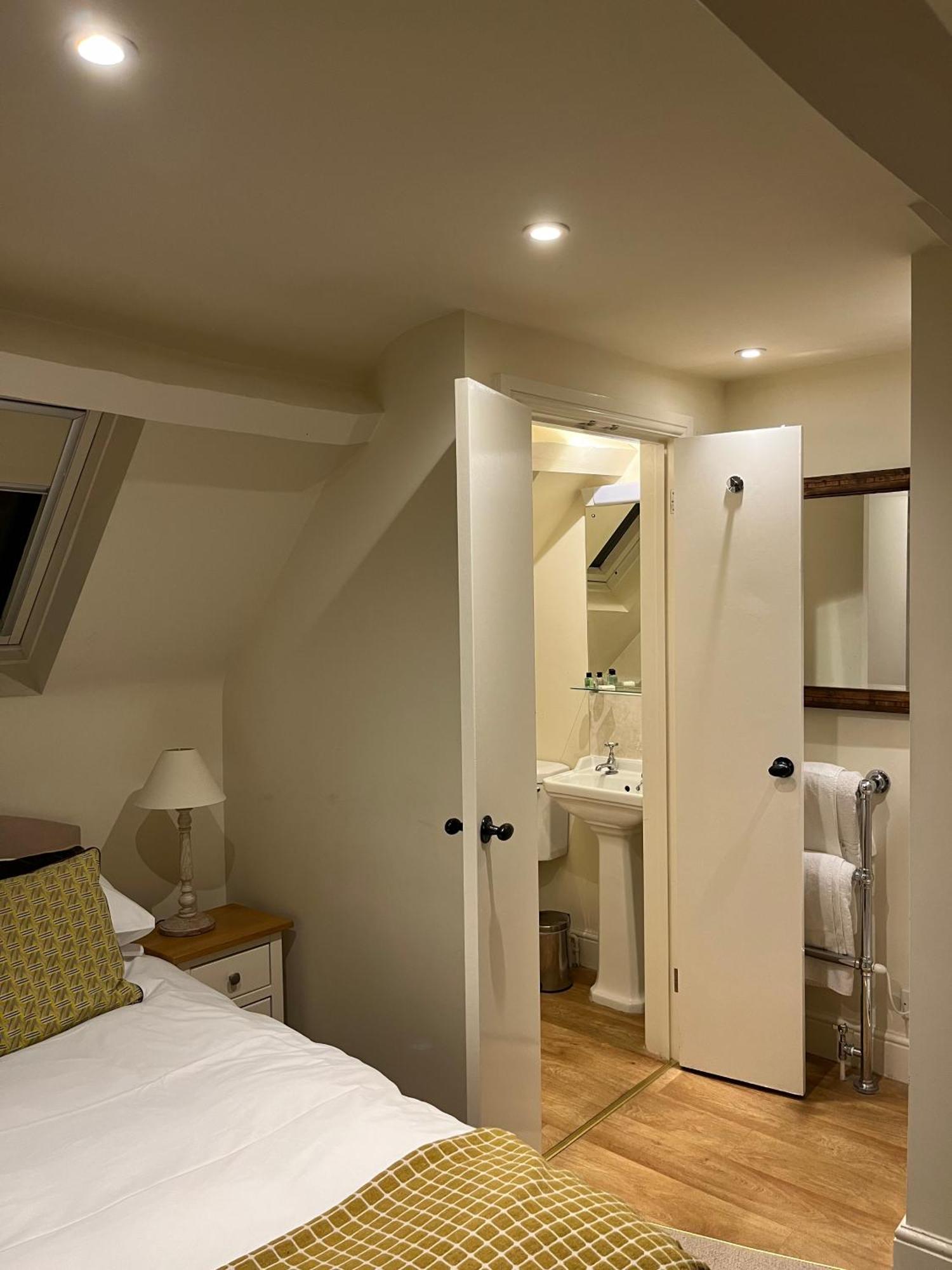 Cat And Custard Pot Inn Shipton Moyne Экстерьер фото