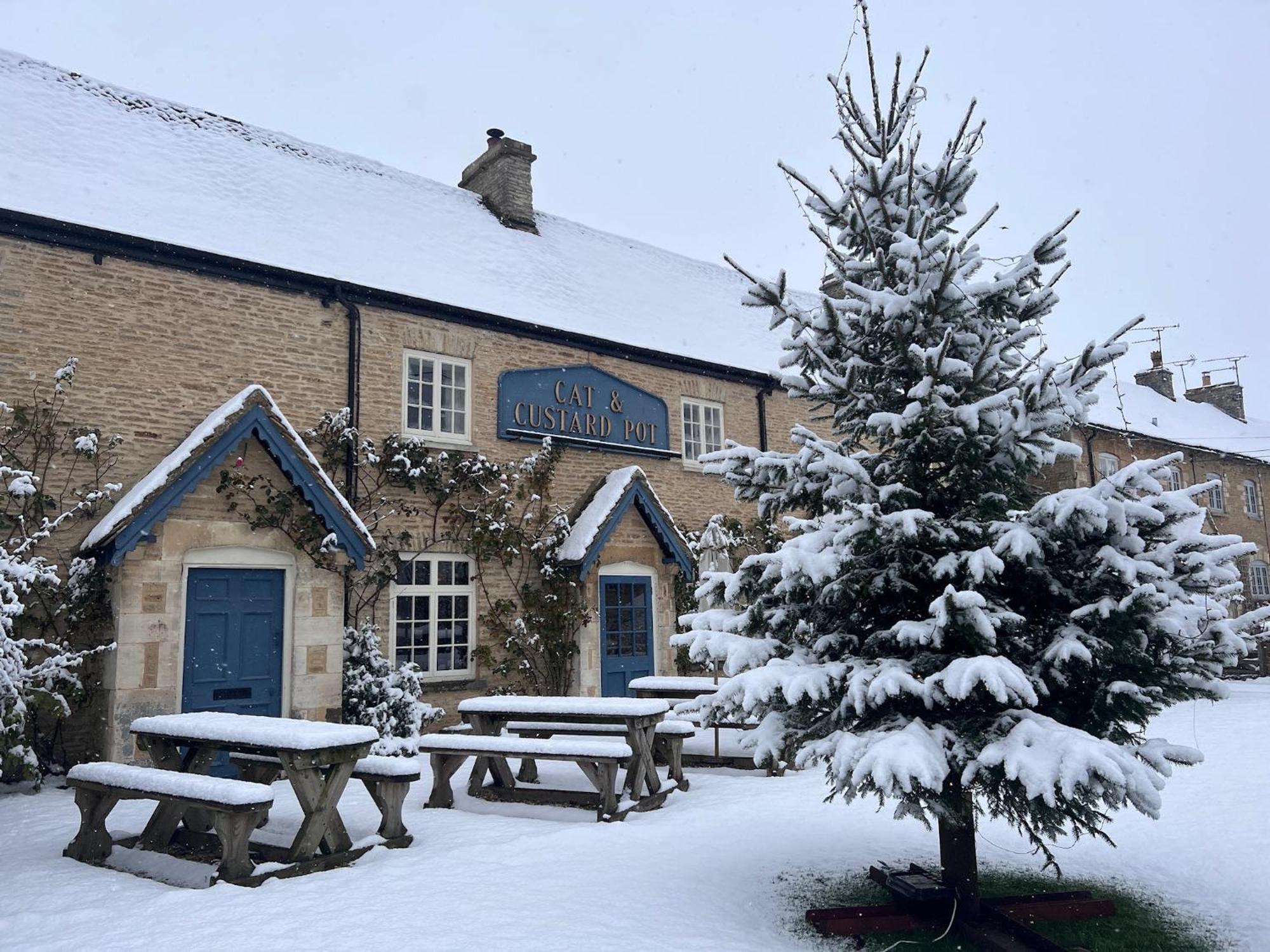 Cat And Custard Pot Inn Shipton Moyne Экстерьер фото